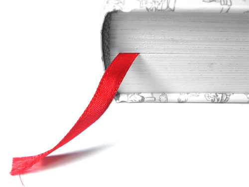 Libro con cinta marcapáginas roja
